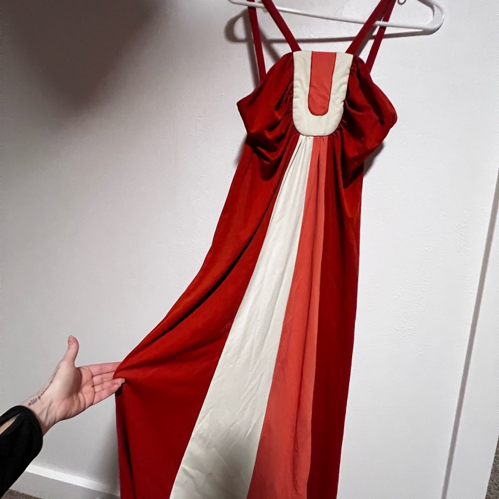 Dresses - Picture 3 of 12